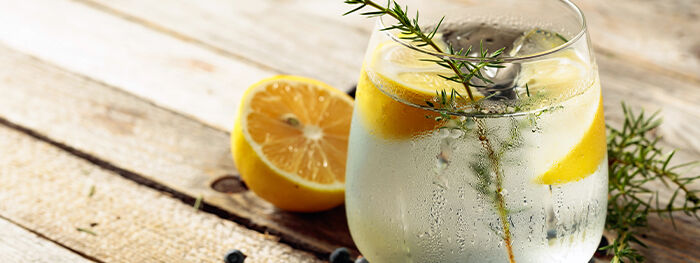 Gin-Tonic mit Rosmarin und Zitrone