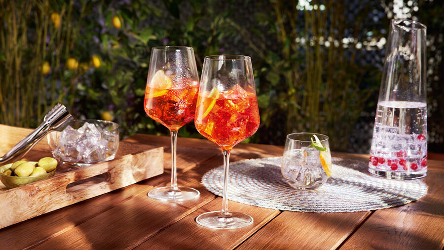 Tisch im Garten mit Gläsern und Karaffen von vivo Glas