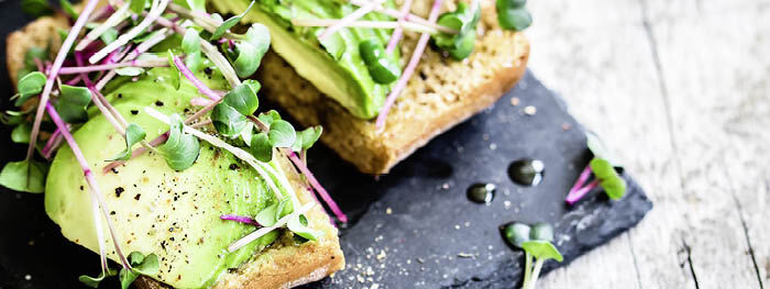 Veganes Brot mit Avocado-Aufstrich