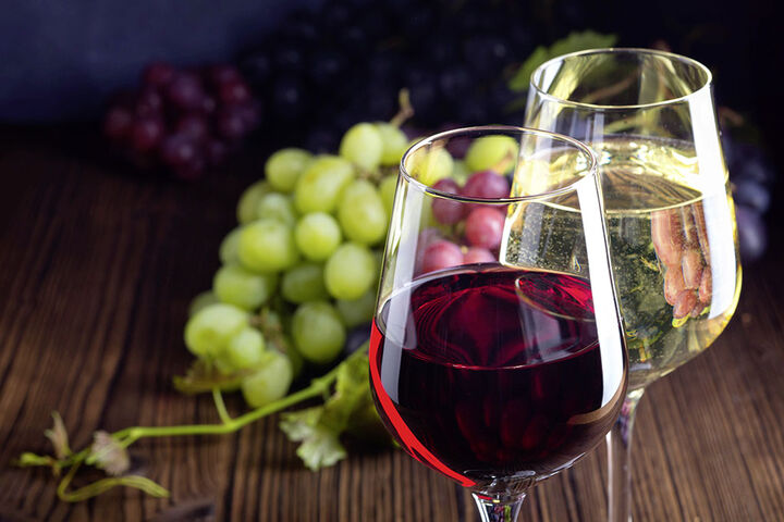 Weintrauben (hell und dunkel), Weißweinglas und Rotweinglas gefüllt