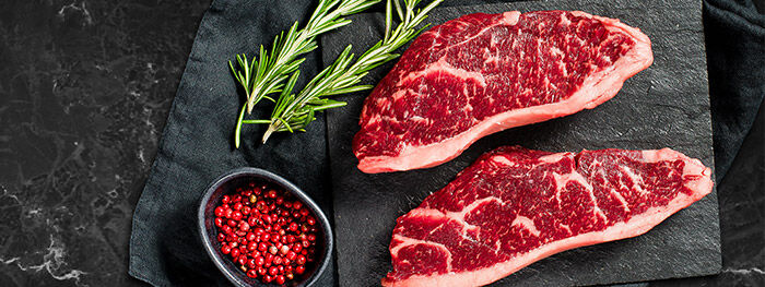 Zwei Stücke Fleisch auf Schieferplatte