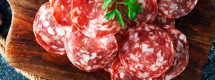 Salamischeiben auf Holzbrett