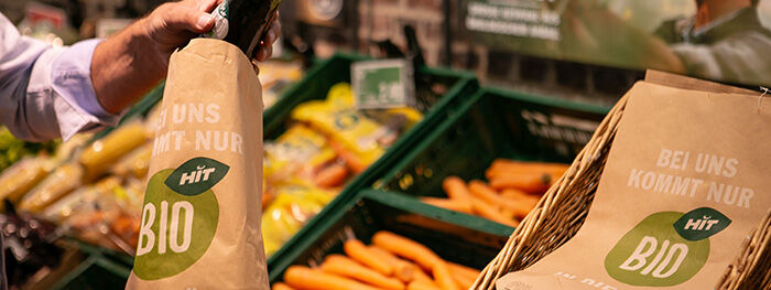 HIT Markt Dormagen, Obst- und Gemüseabteilung mit Bio-HIT Papiertüte für Obst und Gemüse