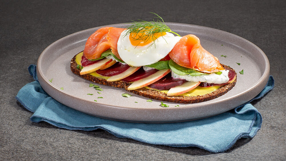 Geräucherter Lachs auf Schwarzbrot | Rezepte | HIT