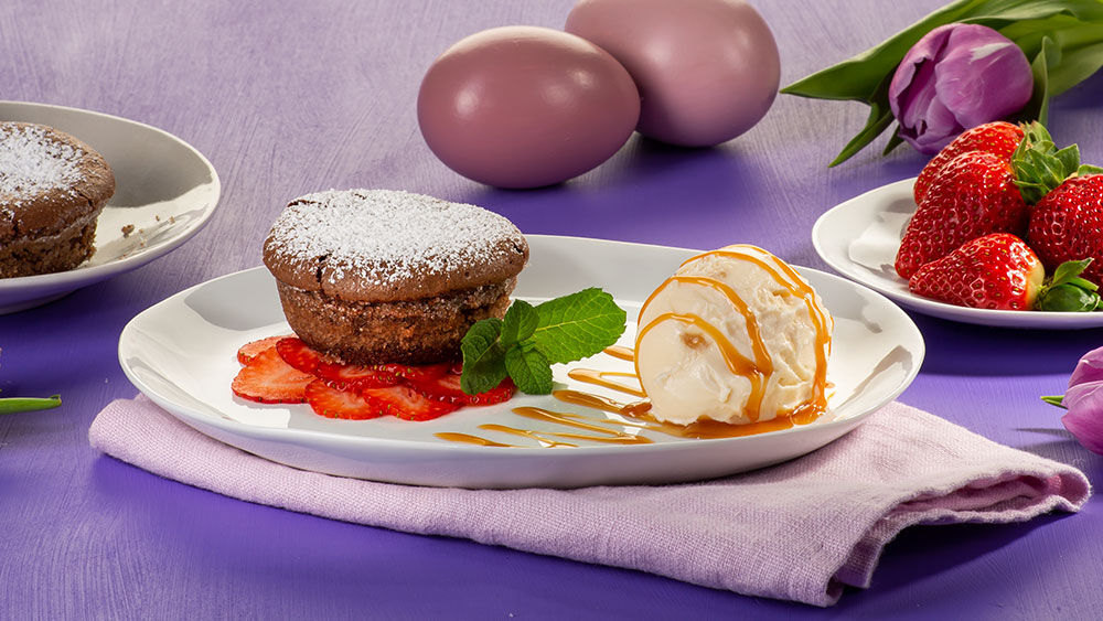 Schokoküchlein auf Erdbeercarpaccio | Rezepte | HIT