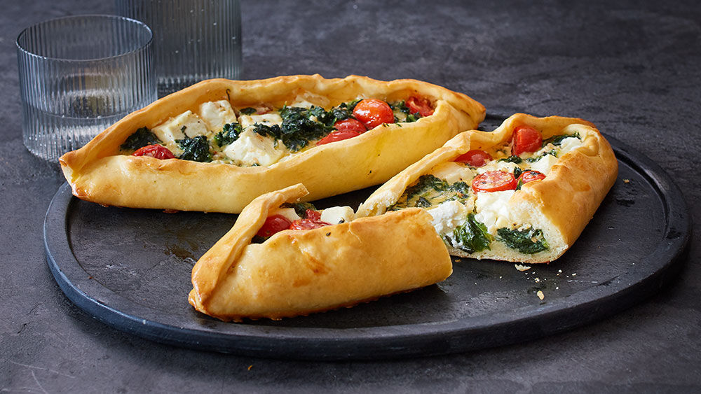 Pide mit Spinat, Schafskäse und Tomaten | Rezepte | HIT