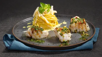 Seeteufel-Medaillons auf Spaghetti in Safran-Sauce