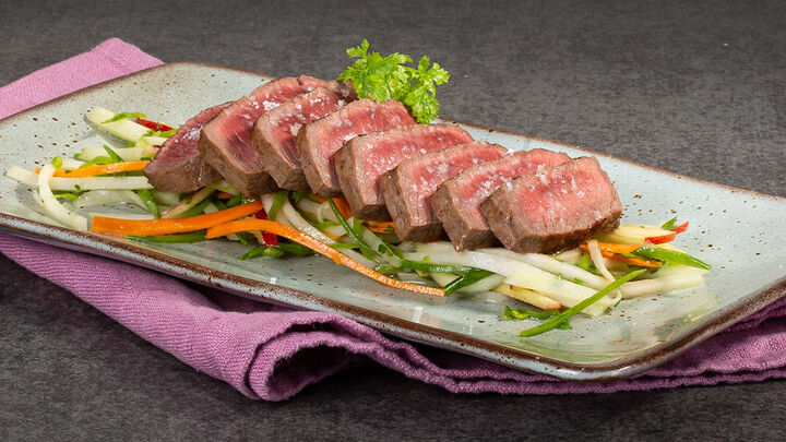 Steakstreifen auf Kohlrabi-Apfel-Salat | Rezepte | HIT