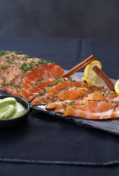 Winterlich gebeizter Lachs | Rezepte | HIT